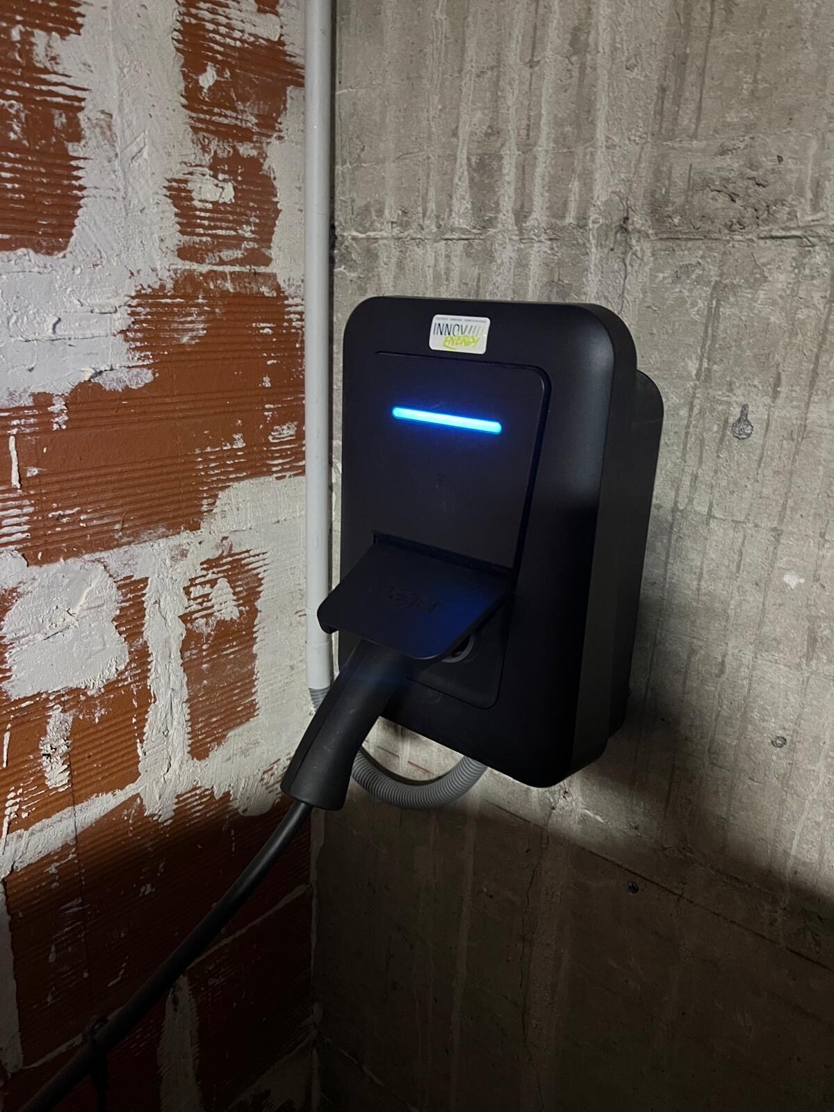 Borne de recharge IRVE installée en garage - Innov Energy