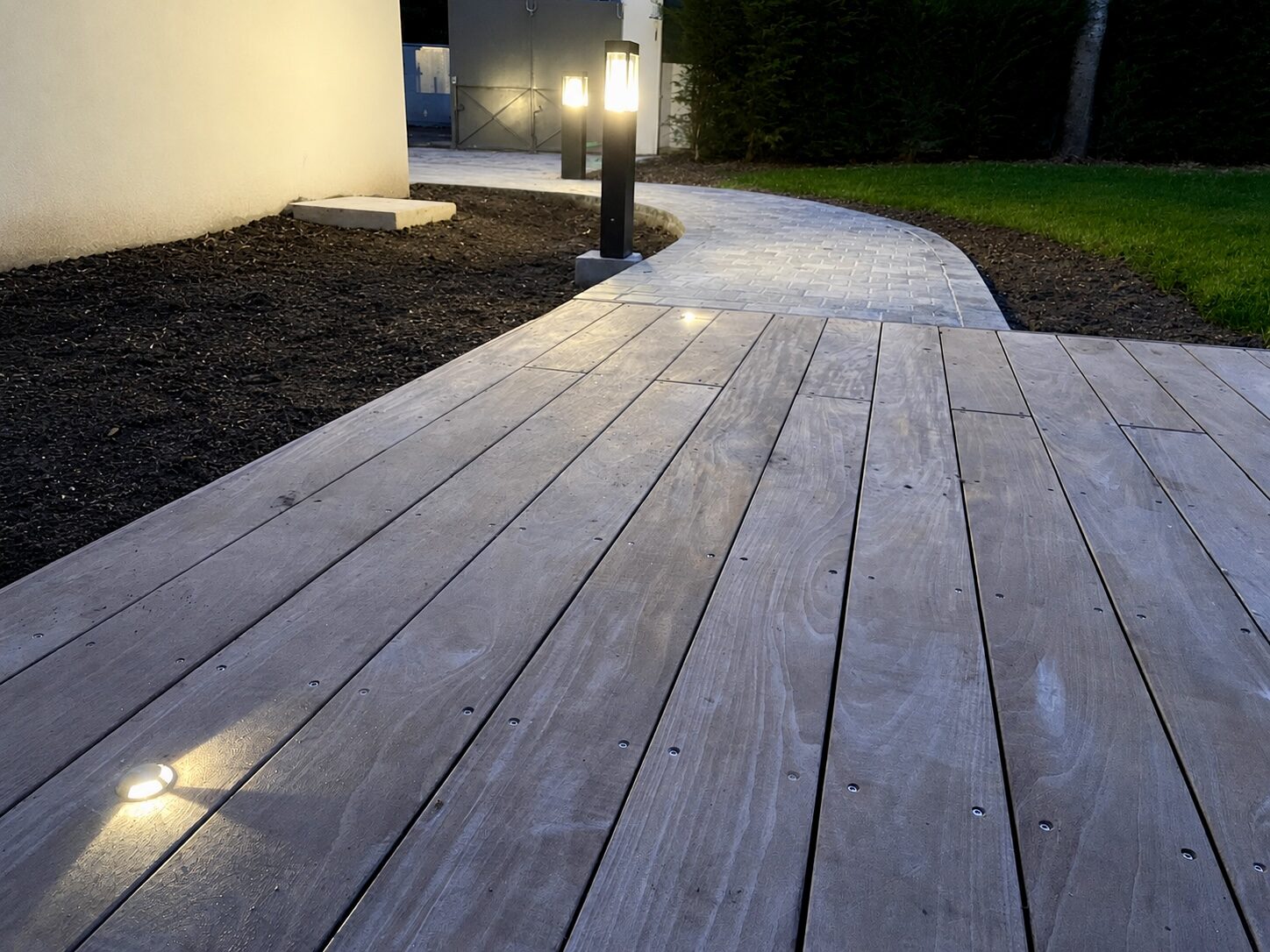 Mise en lumière terrasse bois villa La Baule